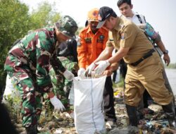 Ratusan Personel Turun Tangan, Pemkab Cirebon Galakkan Gerakan Pantai Bersih di Gebang