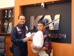 KAI Daop 3 Cirebon Bagikan Bingkisan Lebaran untuk Porter dan Pensiunan