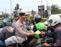 Polisi Bagikan Vitamin dan Jas Hujan untuk Pemudik di Cirebon Kota