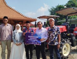 Herman Khaeron Serahkan Dua Traktor Besar untuk Petani Cipeujeuh Kulon