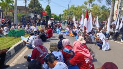 Keranda Hijau Warnai Aksi Solidaritas di PN Sumber, Massa Minta Eksekusi Lahan Ditangguhkan