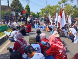 Keranda Hijau Warnai Aksi Solidaritas di PN Sumber, Massa Minta Eksekusi Lahan Ditangguhkan
