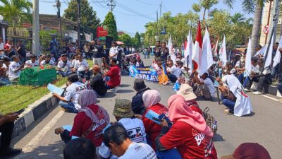 Keranda Hijau Warnai Aksi Solidaritas di PN Sumber, Massa Minta Eksekusi Lahan Ditangguhkan