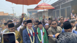 Disambut Ribuan Warga, Jokowi Jalan Kaki Menuju Hajatan Ujang Bustomi di Cirebon