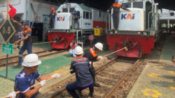 Bukan Tarik Tambang Biasa, Lokomotif 90 Ton Jadi Tantangan di HUT ke-81 KAI Daop 3 Cirebon