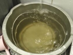 Air PDAM Tirta Jati Kuning, Bau Amis dan Asin, Warga Griya Indah Jati 2 Cirebon Protes